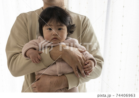 父親に抱っこされている赤ちゃん 0歳 生後7カ月 日本人 女の子 の写真素材