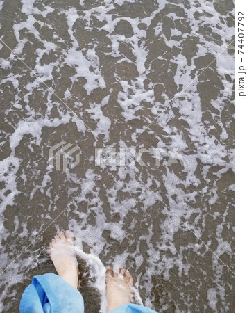 海に浸かる足の写真素材