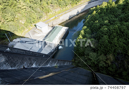 満杯の宇連ダム 74408797