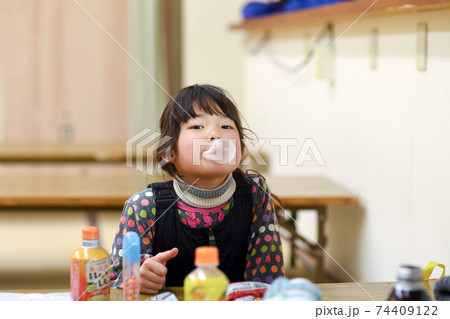 風船ガムを膨らませる女の子の写真素材