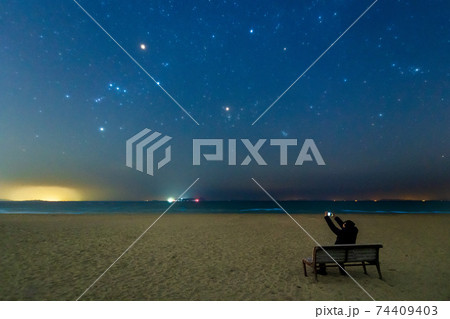 美しい冬の星空を見上げる人 74409403