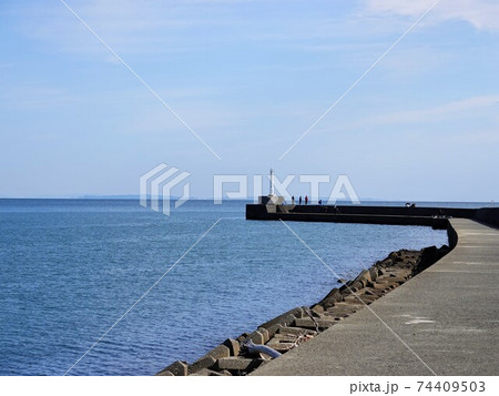 映画　浅田家のロケ地「阿漕浦海岸」の堤防風景 74409503