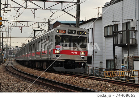 東急東横線 妙蓮寺 白楽駅間を走る特急列車 9000系電車 の写真素材