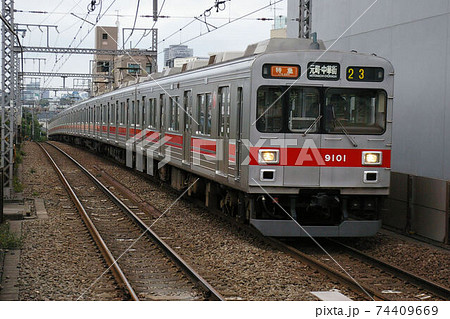 東急東横線 祐天寺駅に入線する特急列車 9000系電車 の写真素材