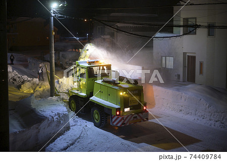 深夜の除雪作業 74409784