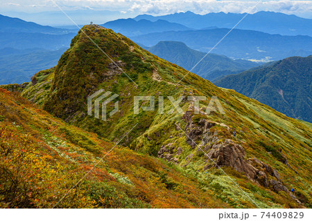 秋の谷川岳トマの耳と稜線（紅葉シーズン） 74409829