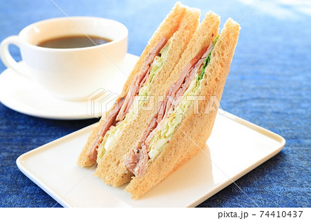 おいしいパストラミポークとマスタードキャベツのサンドイッチとコーヒー 74410437