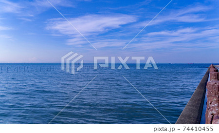 富津の海から見た広大な三浦半島の遠景 74410455