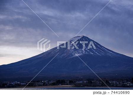早朝の薄曇り空と富士山のシルエット クローズアップの写真素材