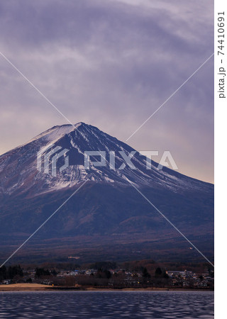 早朝の富士山シルエットと薄曇りの空の写真素材