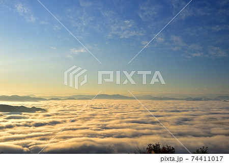 来日岳からの豊岡盆地の雲海 74411017