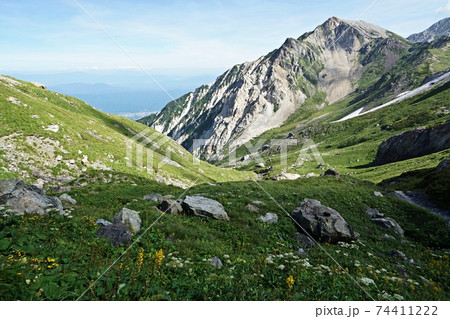 真夏の白馬岳 村営白馬岳頂上宿舎近くの景観と間近に迫る杓子岳 真夏の白馬岳 村営白馬岳頂上宿舎近くの景観と間近に迫る杓子岳 74411222