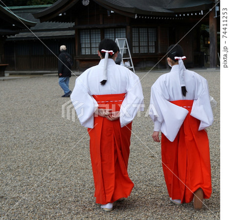 巫女さん　後姿 74411253