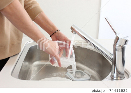 食器洗い手元 食器洗い手元 74411622