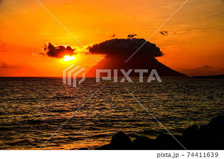 八丈島、南原千畳敷の八丈小島と夕日の写真素材 [74411639] - PIXTA