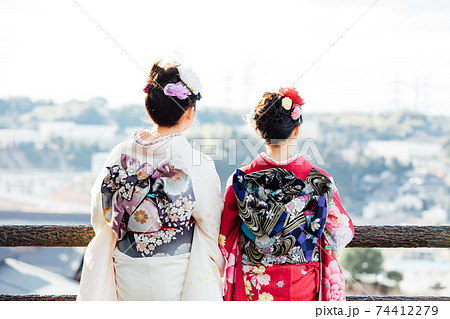 着物を着た女性の後ろ姿2人の写真素材