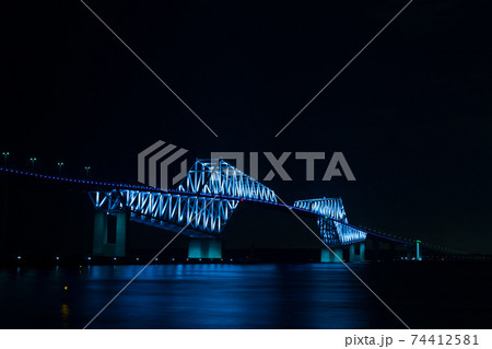 ライトアップされた夜の東京ゲートブリッジ 74412581