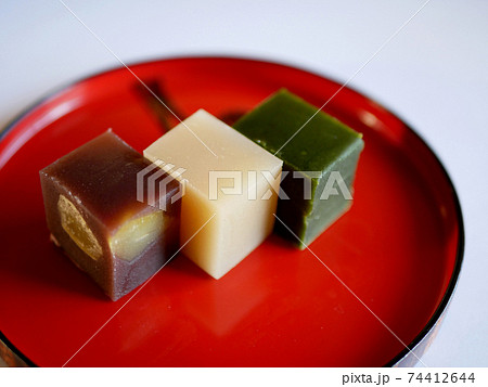 漆塗りのお盆の上にある3種類のようかん 漆塗りのお盆の上にある3種類のようかん 74412644