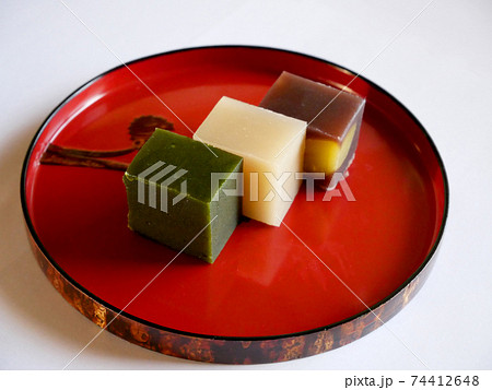 漆塗りのお盆の上にある3種類のようかん 漆塗りのお盆の上にある3種類のようかん 74412648