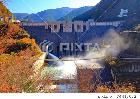 長島ダムとしぶ橋　しぶきを上げて落ちる放流水 74413032