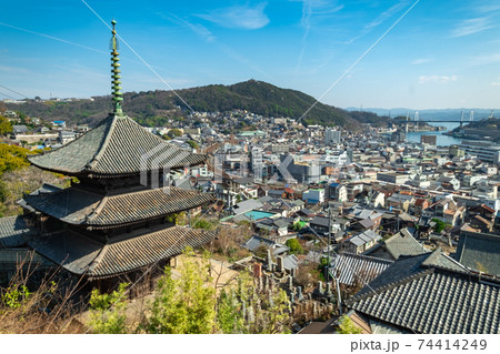 天寧寺三重塔から尾道市街と浄土寺山 天寧寺三重塔から尾道市街と浄土寺山 74414249