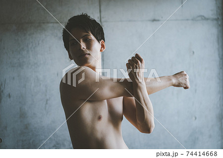 裸でストレッチをする裸の20代男性 74414668