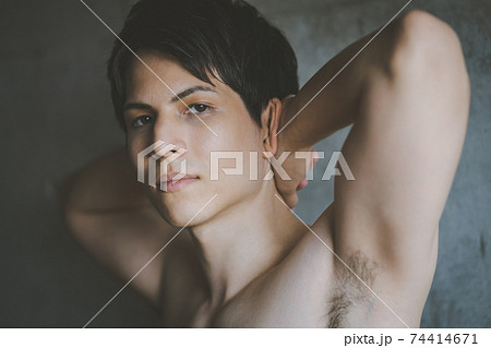 男性のわき毛 74414671
