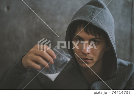 薬物依存 74414732