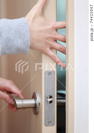 ドアの開閉時に指を挟んで怪我をする主婦 74415047