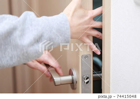 ドアの開閉時に指を挟んで怪我をする主婦 74415048