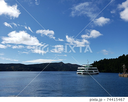 芦ノ湖です。合成写真のようにも見えますが晴天の箱根です。 芦ノ湖です。合成写真のようにも見えますが晴天の箱根です。 74415467