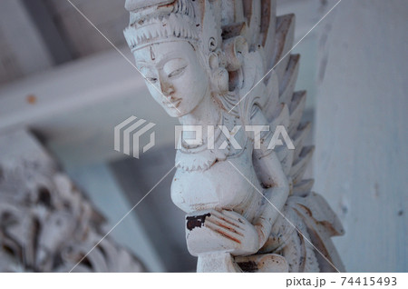 バリ島の女神の木彫りの写真素材 [74415493] - PIXTA