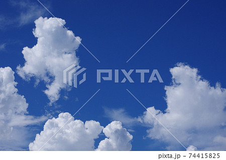 夏雲と青空 夏空イメージ 背景素材 の写真素材