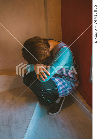 女性保育士の悩み 74415955