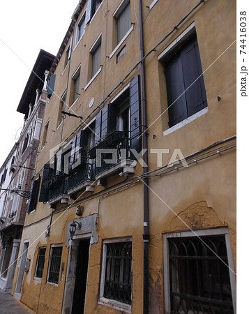 イタリア　ヴェネツィアの街角 74416038