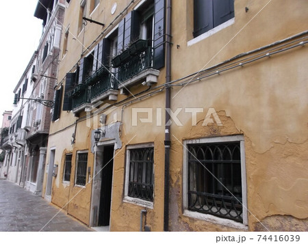 イタリア　ヴェネツィアの街角 74416039