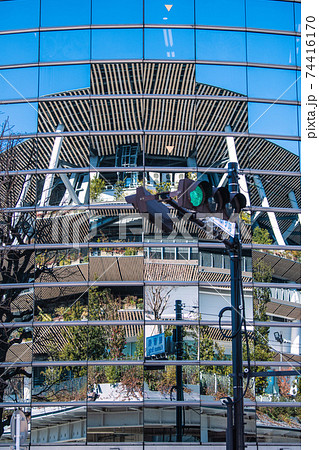 日本の東京都市景観 五輪開催はモザイク模様…。反転世界…。窓ガラスに映る新国立競技場などを望む 日本の東京都市景観 五輪開催はモザイク模様…。反転世界…。窓ガラスに映る新国立競技場などを望む 74416170