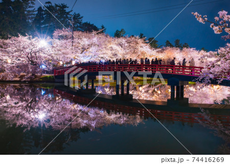 弘前城さくら祭り西濠の赤い春陽橋 74416269