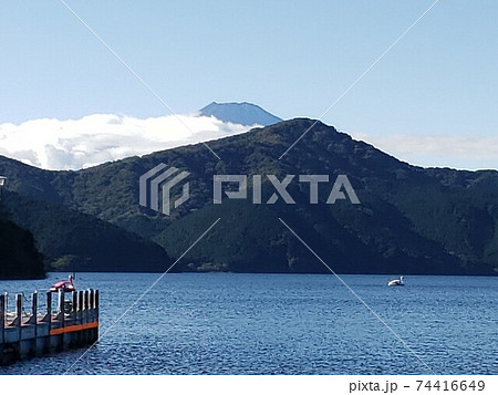 芦ノ湖から見える富士山です。晴天のなか、絵に書いたような風景です。 74416649