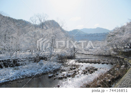 雪化粧した多々良木ダムの周辺/多々良木川(兵庫県朝来市) 雪化粧した多々良木ダムの周辺/多々良木川(兵庫県朝来市) 74416851