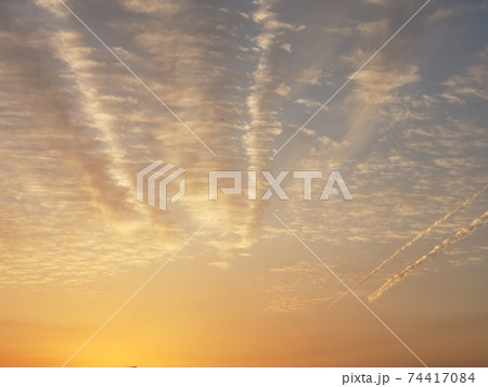 夕焼け雲です。奇跡の星 地球を感じられる一枚です。 74417084