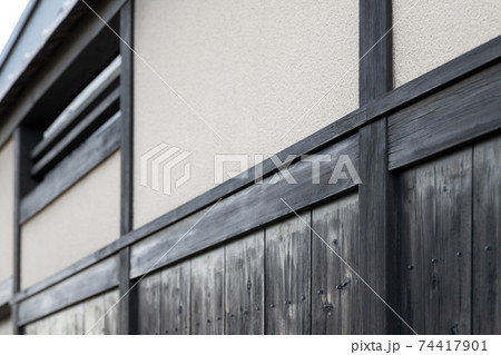 日本家屋、黒塀の建物 74417901