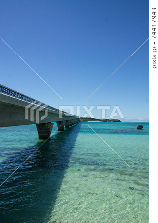 コバルトブルーのため息がつく絶景！池間島（宮古島）に向かう池間大橋。 74417943