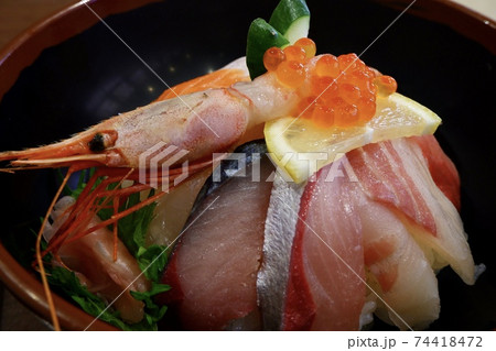 海鮮丼 74418472