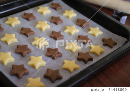 星形の焼く前の型抜きクッキー 星形の焼く前の型抜きクッキー 74418869