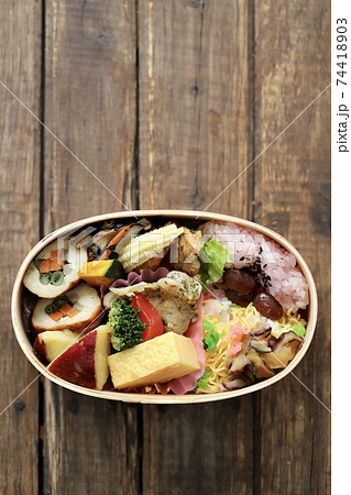 曲げわっぱに入れたオカズいっぱい和食弁当 曲げわっぱに入れたオカズいっぱい和食弁当 74418903