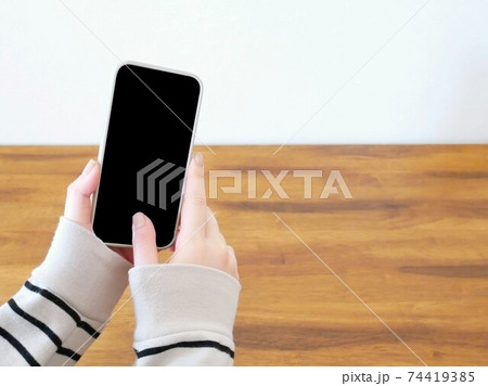 スマートフォンを触る女性 スマートフォンを触る女性 74419385