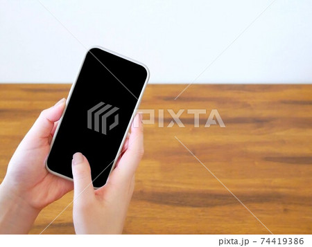 スマートフォンを触る女性 スマートフォンを触る女性 74419386