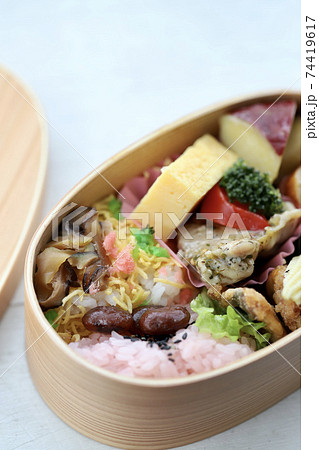 曲げわっぱに入れたオカズいっぱい和食弁当 曲げわっぱに入れたオカズいっぱい和食弁当 74419617