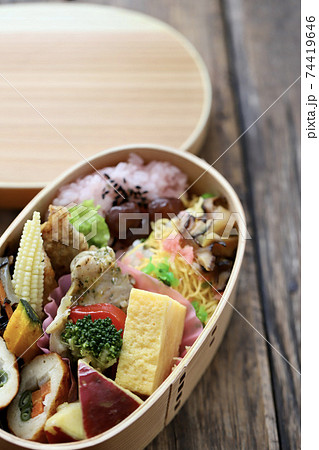 曲げわっぱに入れたオカズいっぱい和食弁当 74419646